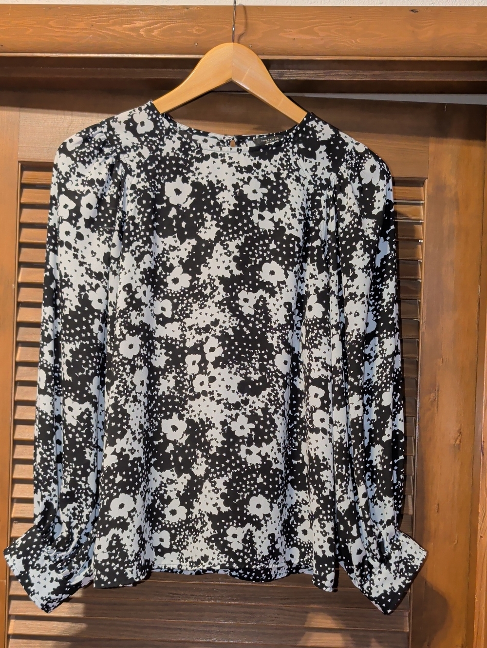 Ann Taylor Factory Black and White Floral Balloon Long-Sleeve Blouse